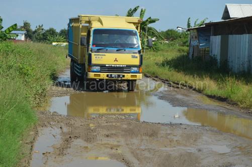 Warga Jatibarang Mengeluh, Jalan Sojar Mirip Kubangan