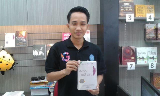 Novel Karya Mahasiswi Lampung Ini Laris Manis di Cirebon