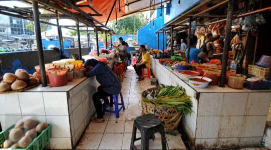 Gaji 13 Belum Cair, Pasar Haurgeulis Sepi