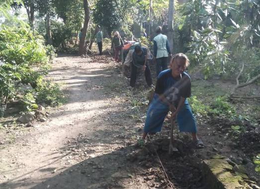 Biar Air Lancar, Warga Tukdana Bangun Saluran Irigasi