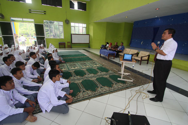 Tokoh Mengajar, Walikota Cirebon, Drs Nasrudin Azis Semangat Memotivasi