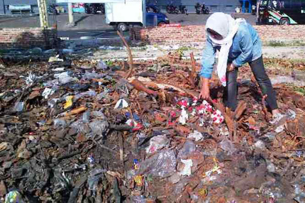 Aktivis Tabur Bunga di Bekas Pohon Tua Cilimus