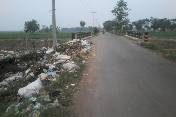 Jembatan Cilengkrang Bangodua Penuh Sampah