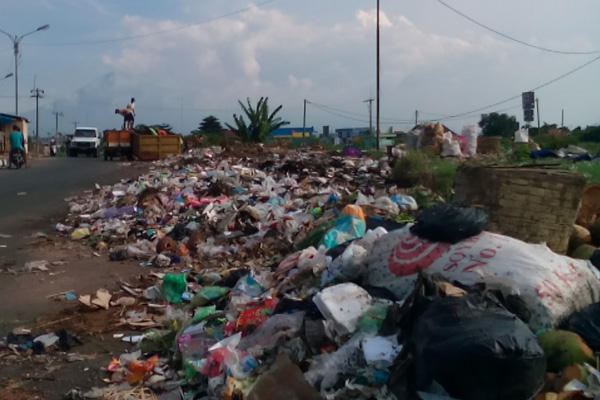 Pedagang Pasar Pasalaran Dihantui Bau Sengatan Sampah
