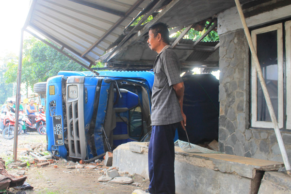 Sopir Ngantuk, Penyebab Truk Ini Terguling depan Rumah