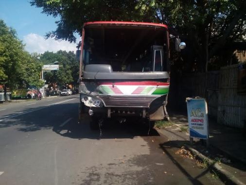 Bus Peziarah dari Tangerang Ditabrak Truk
