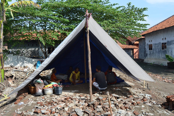 Rumahnya Ambruk, Keluarga Watini Tinggal di Tenda