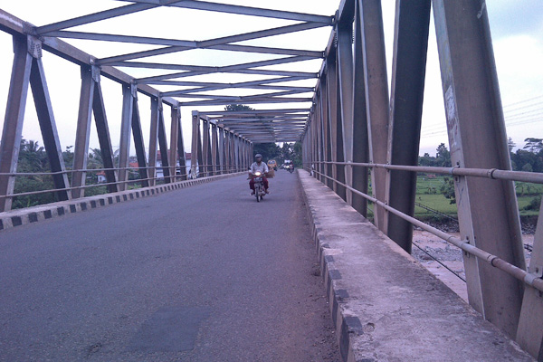 Coba deh Ngabuburit di “Jembatan Bergoyang” Cikeruh