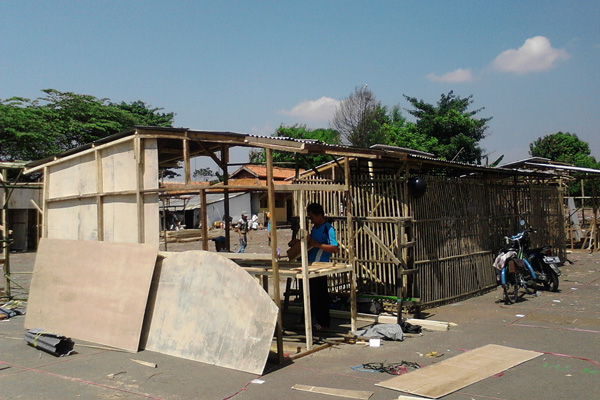 Pemkab Lepas Tangan, Lapak Darurat Pasar Plered Biaya Sendiri