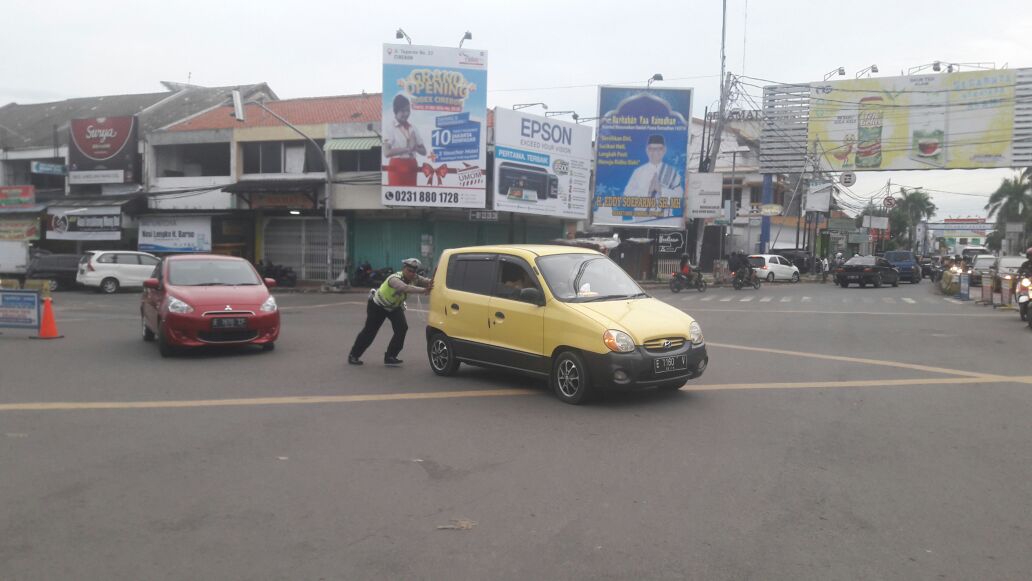 Polisi Cirebon Ini Baik Hati, Dorong Mobil Mogok di Gunungsari