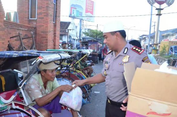 Turun ke Jalan, Polres Cirebon Bagi-bagi Sembako