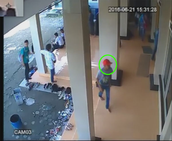 Lihat Nih, Maling Tas Terekam CCTV di Masjid Unswagati