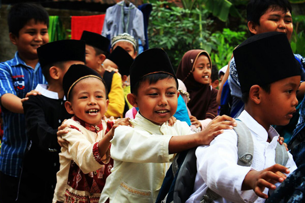 Peringati Hari Anak Nasional, Reins Adakan Terang Sore Dolan