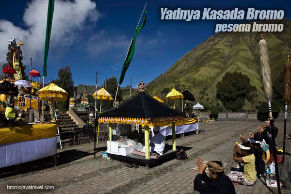 Ritual Yadnya Kasada, Atraksi di Kawah Bromo