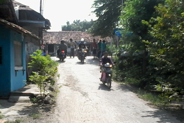 Sulit Nyeberang, Akhirnya Pilih Jalan Tikus