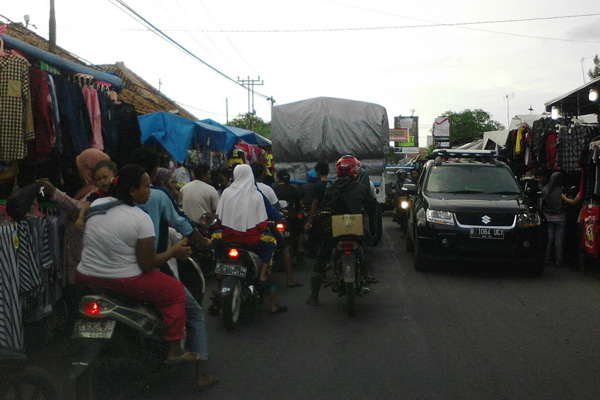 Macet Pasar Tumpah, Pemudik Disarankan Hindari Jalur Alternatif