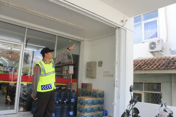 Saat Jam Sahur, Alfamart Ciwaringin Dirampok, Pelaku Terekam CCTV