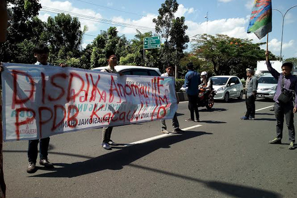 Mahasiswa Demo Disdik Kota Cirebon Terkait PPDB