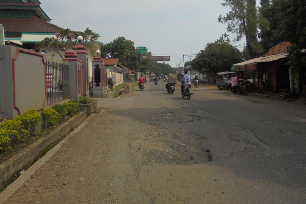 Puluhan Kilometer Jalan Desa Sukaraja Rusak