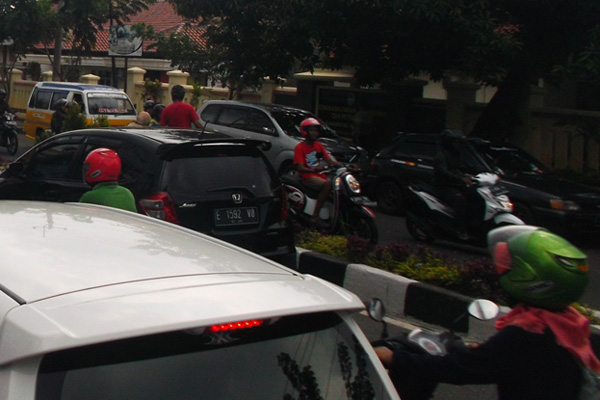 Pengendara Keluhkan Parkir Liar di Jl KH Abdul Halim