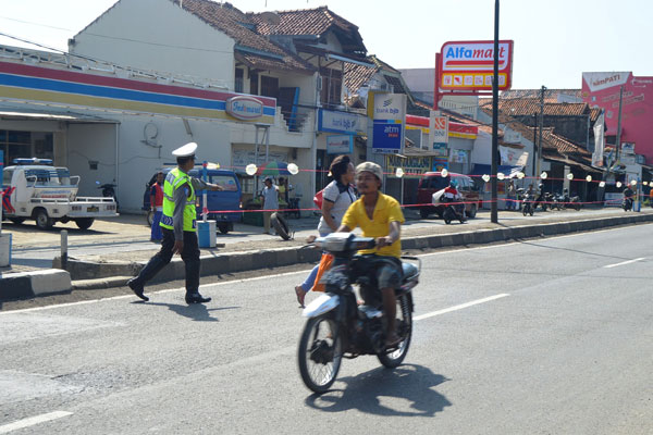 Tolooong… Warga Kertasmaya Tidak Bisa Menyebrang