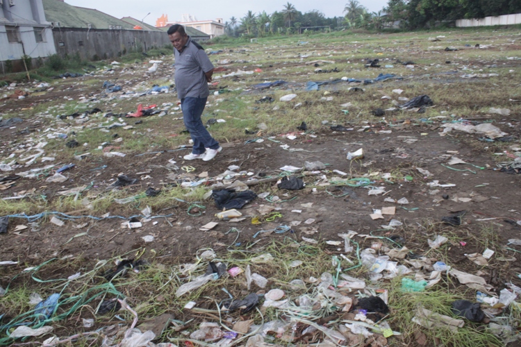 Jorok!! Pasar Malam di Lapangan Kertawangunan Sisakan Sampah Berserakan
