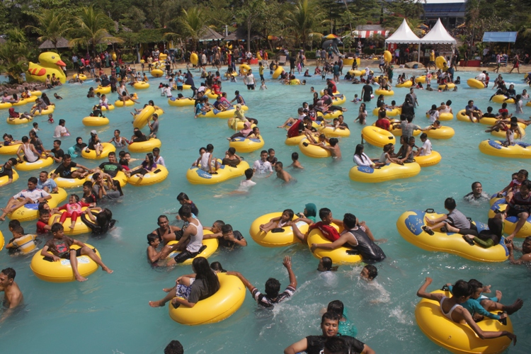 Ribuan Pengunjung Padati Sangkan Aqua Park
