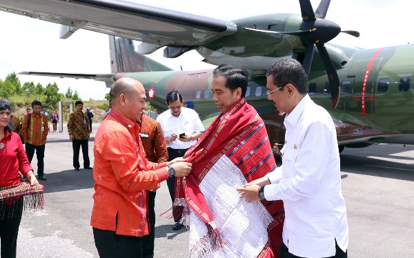 Kenakan Ulos, Presiden Jokowi Tampil di Karnaval Kemerdekaan Pesona Danau Toba