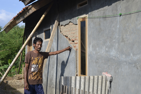 Rumah Relokasi Waduk Jatigede Dibangun Asal Jadi