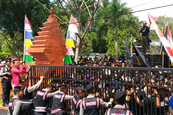 Kasus Tukar Guling Tanah, Massa GMBI Datangi Kejari Sumber