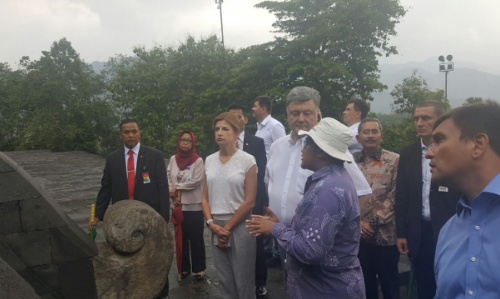 Presiden Ukraina Petro Poroschenko Selfie di Borobudur