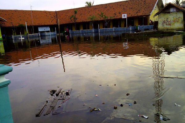 Banjir Rob Makin Parah, Warga Eretan Wetan Depresi