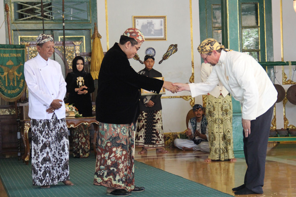 Lestarikan Gamelan Cirebon, Ricard North Dapat Penghargaan Keraton Kacirebonan