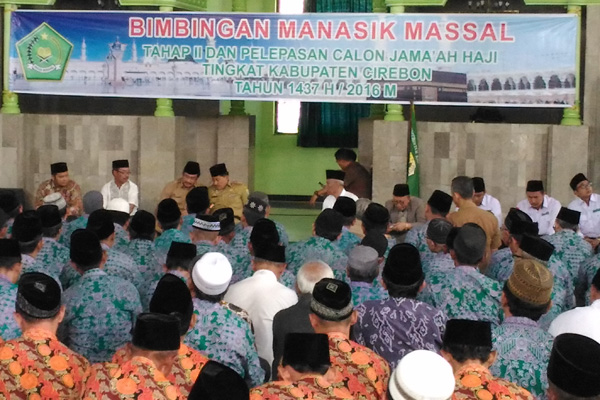 Jemaah Haji Asal Kabupaten Cirebon Ikuti Manasik Haji Massal