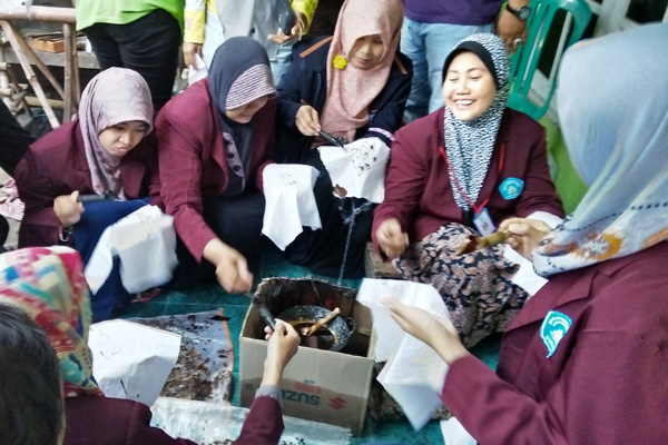 Cintai Kesenian Adiluhung, Mahasiswa IAI BBC Belajar Membatik