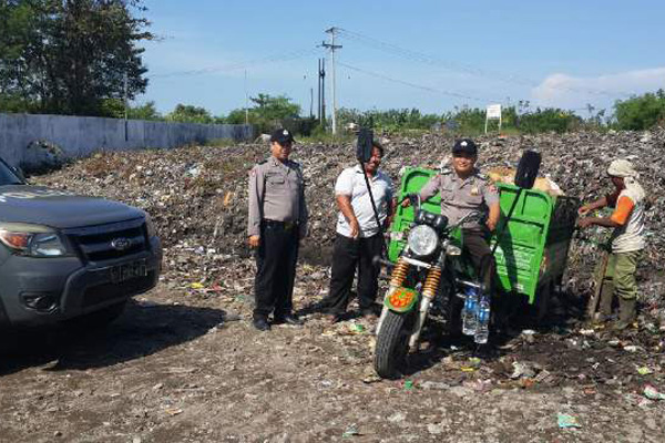 Bhabinkamtibmas Polsek Gegesik Turun Bantu Warga Kelola Sampah