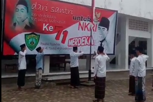 Lihat Semangat Santri di Cirebon Ikuti Upacara Kemerdekaan RI