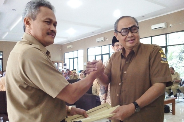 Wahyo Serahkan Jabatan Kadisdik Kota Cirebon ke Jaja
