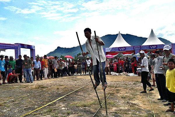 Balap Egrang Entikong Hebohkan Wisman Malaysia