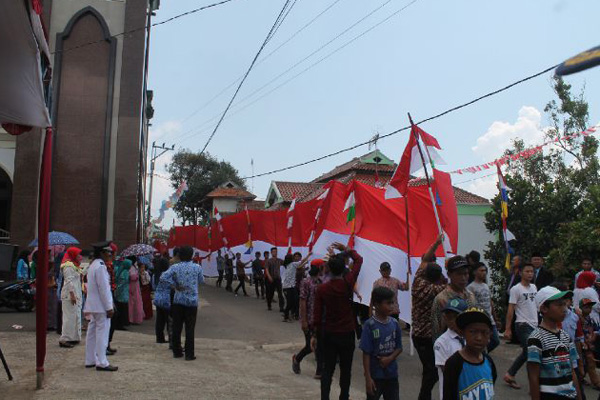 Desa Cingambul Tampilkan Bendera Terpanjang