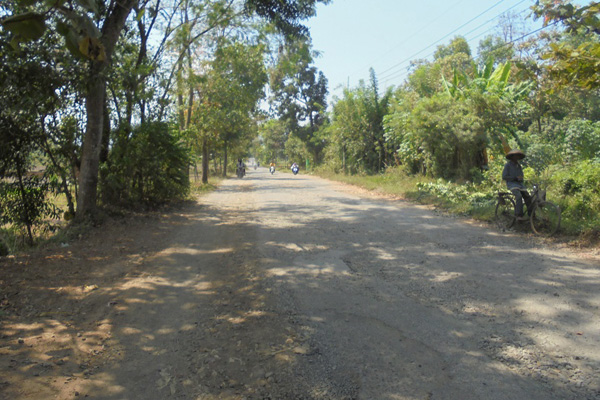 Jalan Enggalwangi-Leuwimunding Rusak Parah