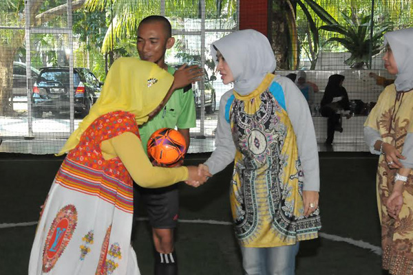 Ibu Bupati dan Ibu Camat Tanding Futsal