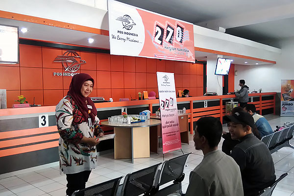 Ultah Ke-270 PT Pos Indonesia, Bagi-bagi Kupon Hadiah dan Makanan Ringan untuk Pelanggan