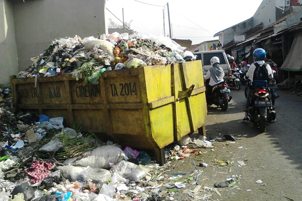 Tumpukan Sampah di TPS Pasar Palimanan Sudah Meluber