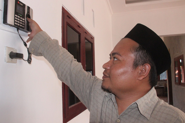 Absen Aparat Desa Karanganyar Sudah Pakai Finger Print