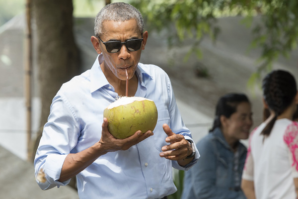 Obama Mampir Minum Kelapa Muda, Ah Segarnya…