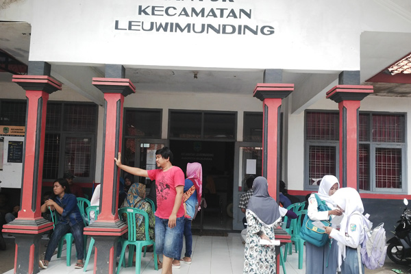 Warga Rajagaluh Bikin E-KTP di Leuwimunding