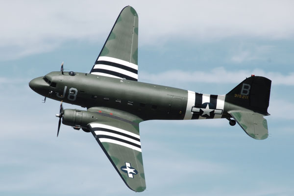 (4) Napak Tilas dengan Pesawat Bekas Perang Dunia II; Orang Tua Juga Berhak Punya Mimpi