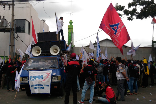 Dianggap Lakukan PHK Sepihak, Perusahaan Rotan di Plumbon Didemo