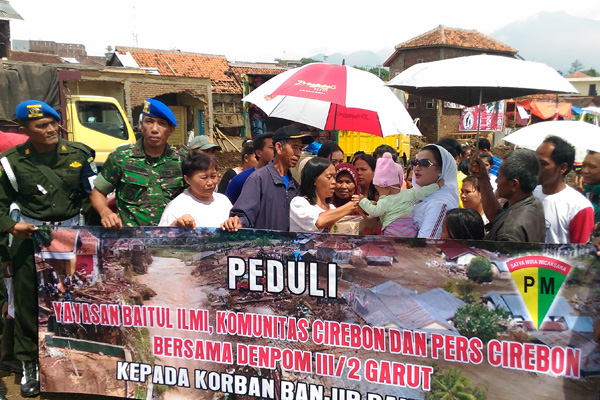 Yayasan Baitul Ilmi dan Jurnalis Cirebon Bantu Korban Banjir Garut